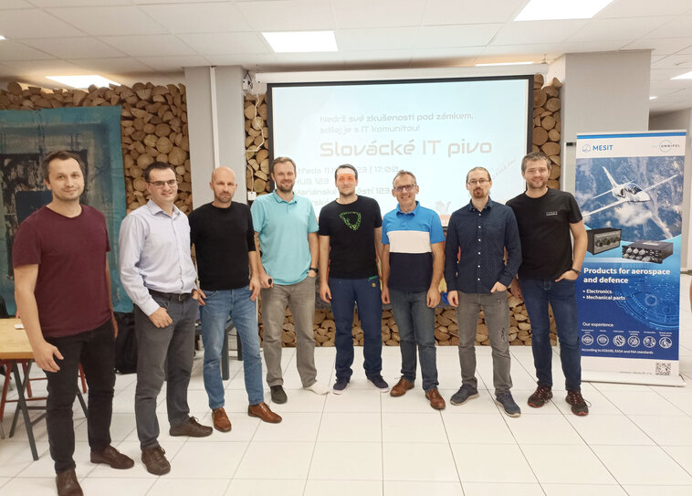 Účastníci Slováckého IT piva před projekčním plátnem na komunitním setkání